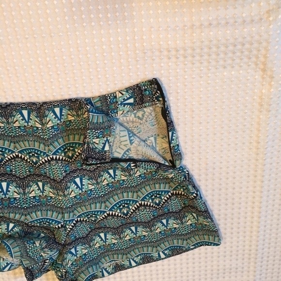 Forever 21 Shorts Womens Medium Side Zipper Geo-Design High Rise - Picture 3 of 7